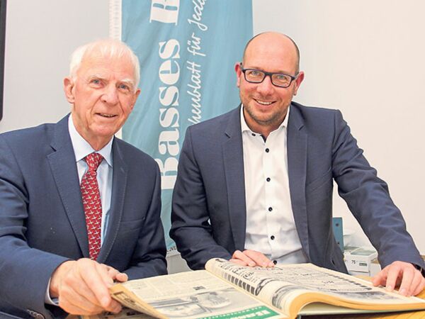 Gemeinsam blätterten Firmengründer Jürgen von Basse (li.) und Tim Klatt in alten Ausgaben von Basses Blatt. Fotos: mq