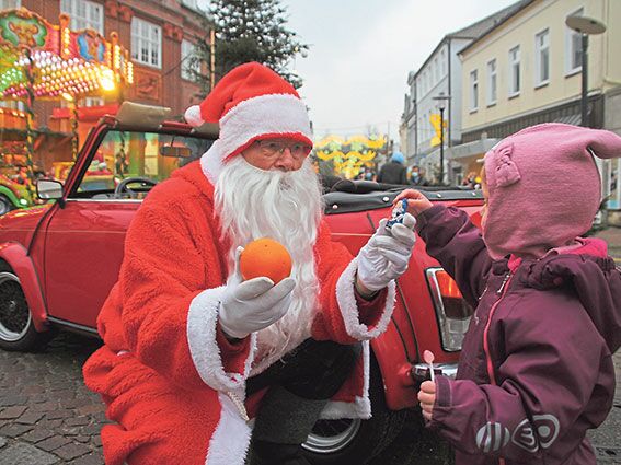 Weihnachtsmann Robert Kastens verteilt in der Adventszeit kleine Geschenke an Kinder. Er bittet um Unterstützung. Foto: ohe