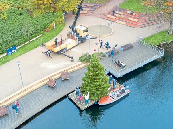 Der Weihnachtsbaum wurde auf einem Ponton auf den auf dem Großen Segeberger See platziert.Fotos: hfr