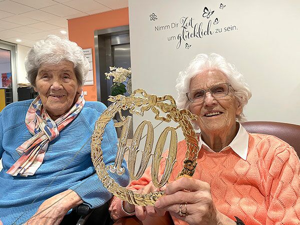 Käthe Urbanek und Liselotte Dohrendorf sind im Marienhof in Bad Segeberg zuhause. Sie teilen das seltene Glück 100 Jahre alt zu sein und werden dabei nur noch von einer Mitbewohnerin mit 102 Jahren übertroffen.Foto: kf
