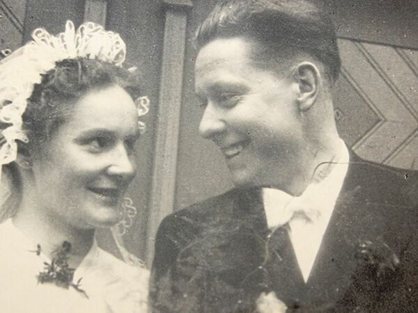 Vor der Vicelinkirche in Pronstorf ließ sich das jung vermählte Ehepaar Inge und Hans-Heinrich Rickert fotografieren. Da war Tochter Ingrid schon unterwegs.