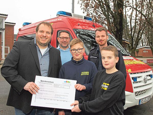 Sebastian Baumann (li.) und Schulleiter Christian Kummetz (2.v.li.) überreichten einen Spendenscheck der Sventana-Schule Bornhöved