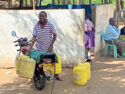 Mit Kanistern am Motorrad bringt ein Bote bislang Wasser zur Schule nach Malindi. Das ist umständlich und teuer.