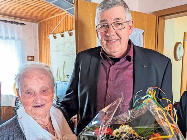 Nahes Bürgermeister Holger Fischer gratulierte Elfriede Schultz zu ihrem 100. Geburtstag. Foto: privat