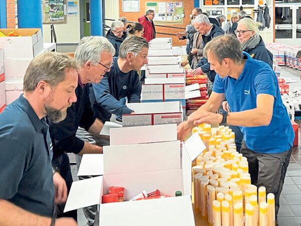 In der Pausenhalle der Dahlmannschule packten mehr als 40 Helferinnen und Helfer Pakete, die der Rotary Club an Bedürftige in Südosteuropa verteilt.Foto: hfr