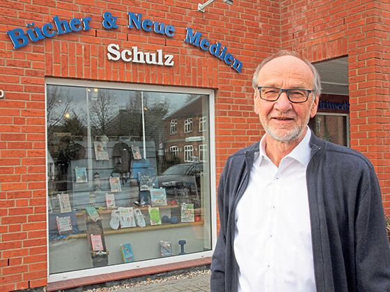 Schweren Herzens schließt Thomas Schulz seine Buchhandlung in Bornhöved. Letzter Tag ist am 31. März.Foto: ohe