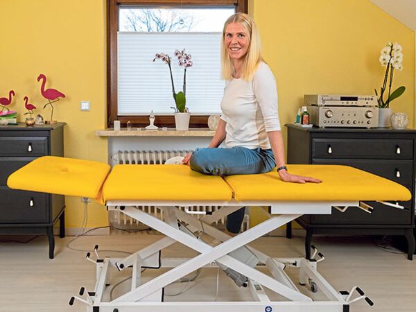 Beate Mester ist Heilpraktikerin für Physiotherapie und Physiotherapeutin. In ihrer Heimatstadt Bad Segeberg hat sie kürzlich eine Praxis eröffnet, in der sie ihre Patienten privat behandelt.Foto: Axel Mester