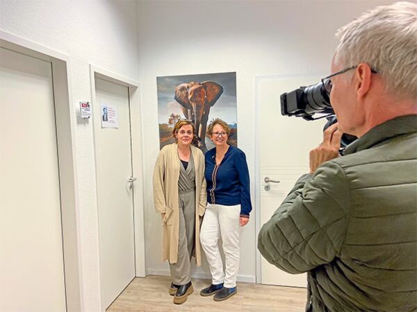 Ein Kamerateam des NDR war zu Besuch bei der Adipositas-Selbsthilfegruppe Bad Segeberg. Saskia Martiny (li.) und Petra Groß stehen hier vor der Kamera. Foto: Selbsthilfegruppe