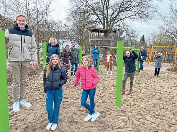Die 120 Schülerinnen und Schüler der Schule im Alsterland haben am Standort Sülfeld neue Aktivmöbel für ihren Schulhof bekommen. Bei der Einweihung turnten die Projektbeteiligten darauf. Foto: ohe