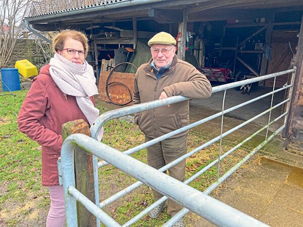 Ina und Claus Brach aus Oering glauben, dass jemand gezielt ihre Stute vergiftet hat.Fotos: ohe