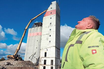 Maschinist Daniel Erichson sieht sich an, wie sein Kollege Detlef Andres mit dem 42-Meter-Ausleger seines Longfront-Baggers den ersten Silo-Turm Stück für Stück von oben nach unten „zerbröselt“.Foto: hh
