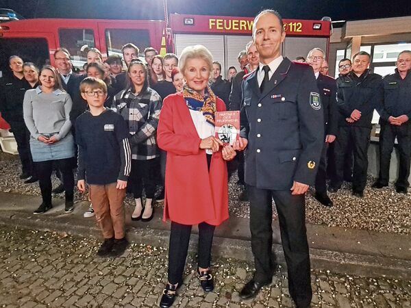 Stefan Kuhn, Wehrführer der Freiwilligen Feuerwehr Rohlstorf, überreichte Annette von Rantzau das Förderschild Partner der Feuwehr.Foto: hfr