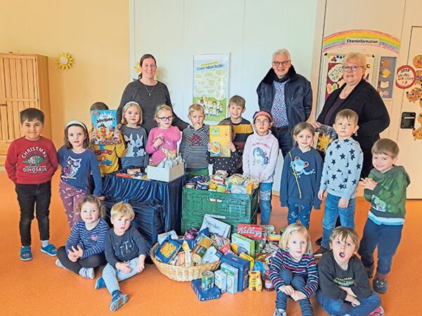 Die Kinder des Kindergartens „Unter dem Regenbogen“ in Schlamersdorf überreichten Tafelfahrer Lothar Hollatz sechs Kartons gefüllt mit Lebensmitteln.Foto: hfr