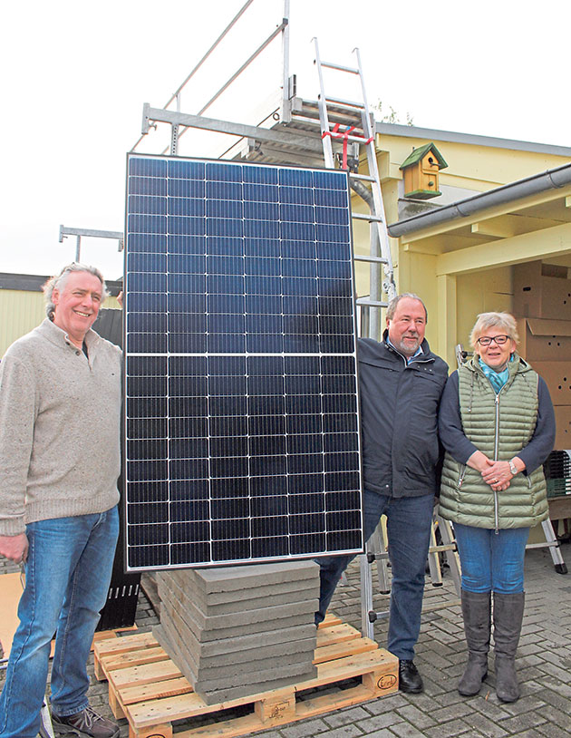 Dirk Niemann (li.), Inhaber der Firma Solarteam aus Lentföhrden, montierte im Auftrag der EWS 26 Photovoltaikelemente